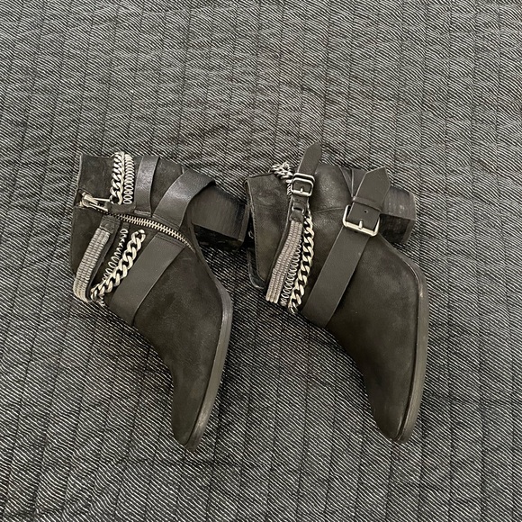 Dolce Vita Black Leather Ankle Boots with Chain Detail - Picture 4 of 8